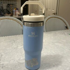 Stanley IceFlow 30oz Flip Straw winterscape light blue